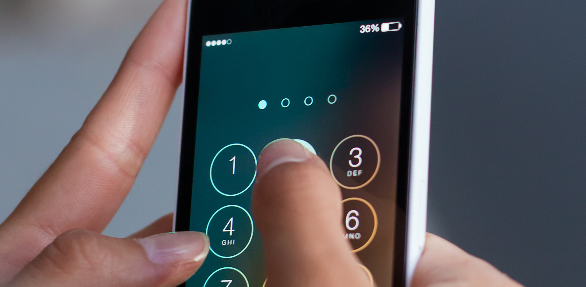 Handy mit Lockscreen.