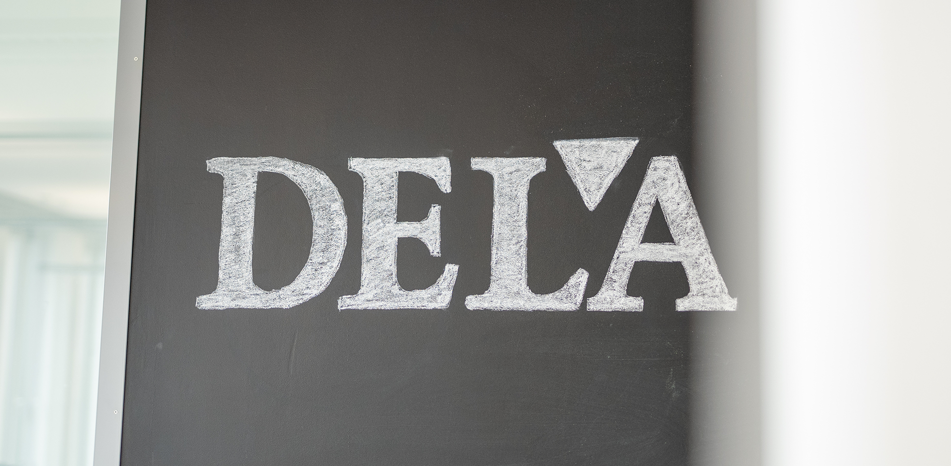 DELA Lebensversicherungen-Logo Kreide