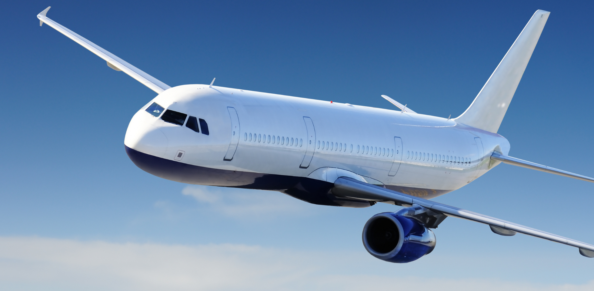 Weißes Verkehrsflugzeug fliegt am blauen Himmel