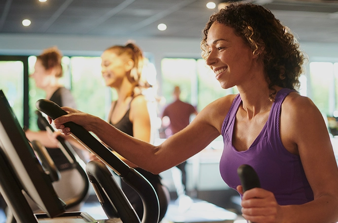 DELA Lebensversicherungen - Frau auf Cardiogerät – Gesundheitsmanagement und Fitness