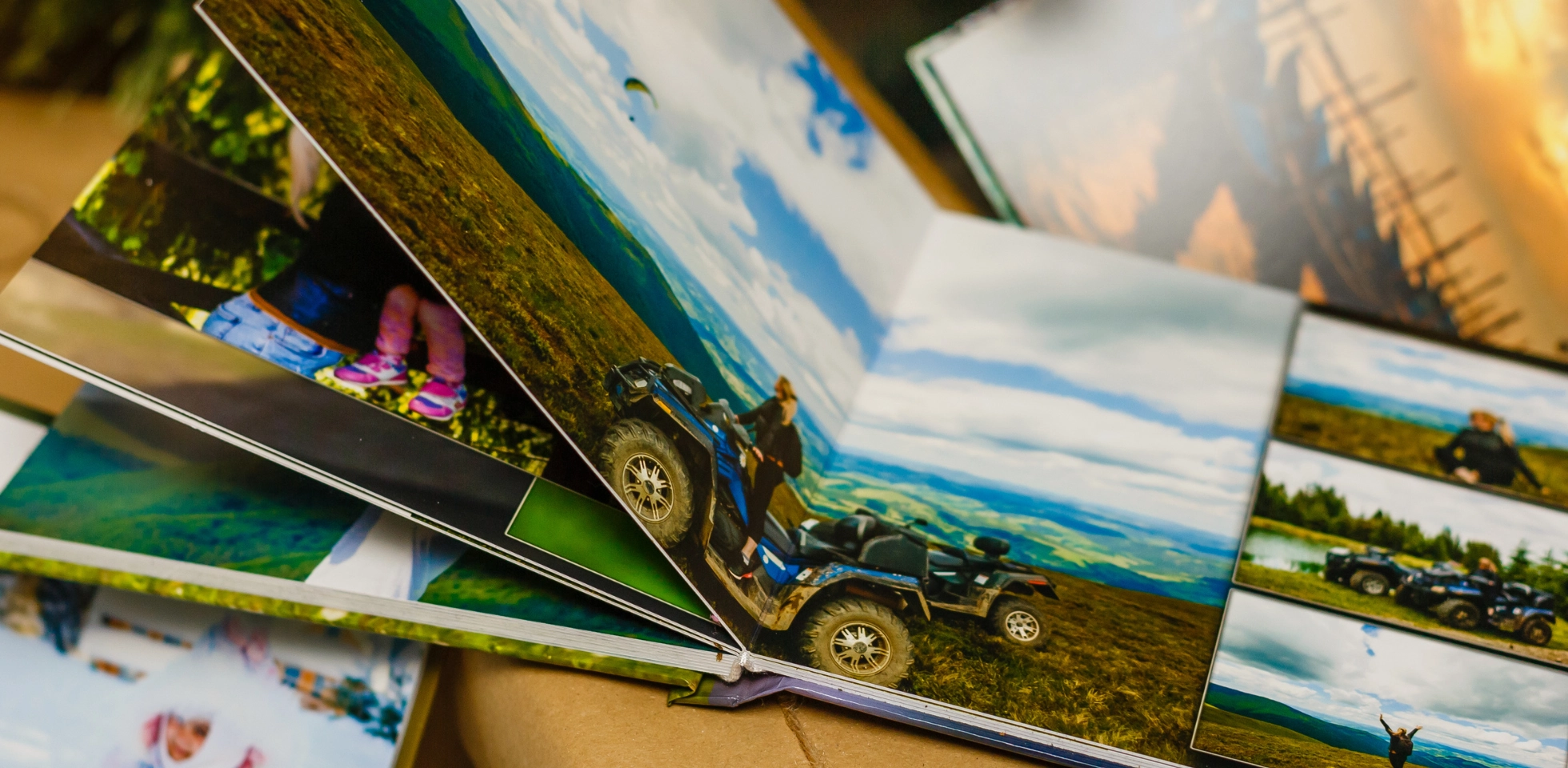 Ein Stapel übereinanderliegender Fotobücher