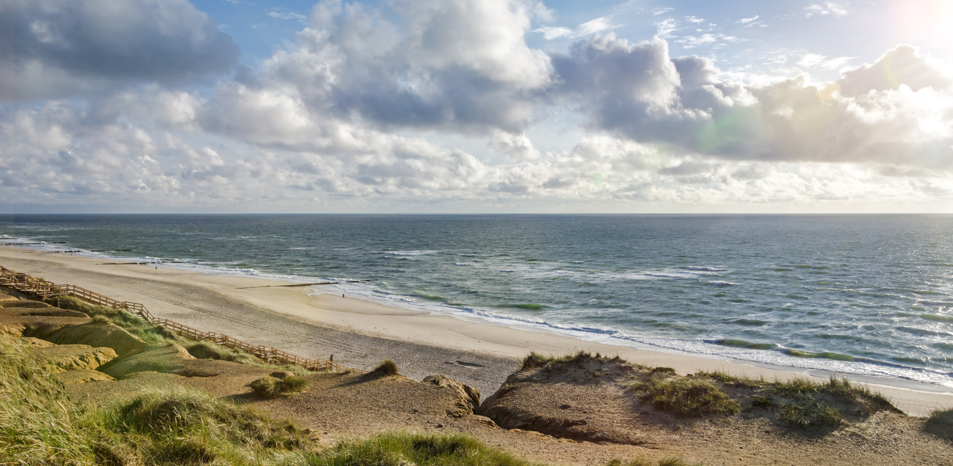Die Nordsee mit leichten Wellen am Strand von Sylt.