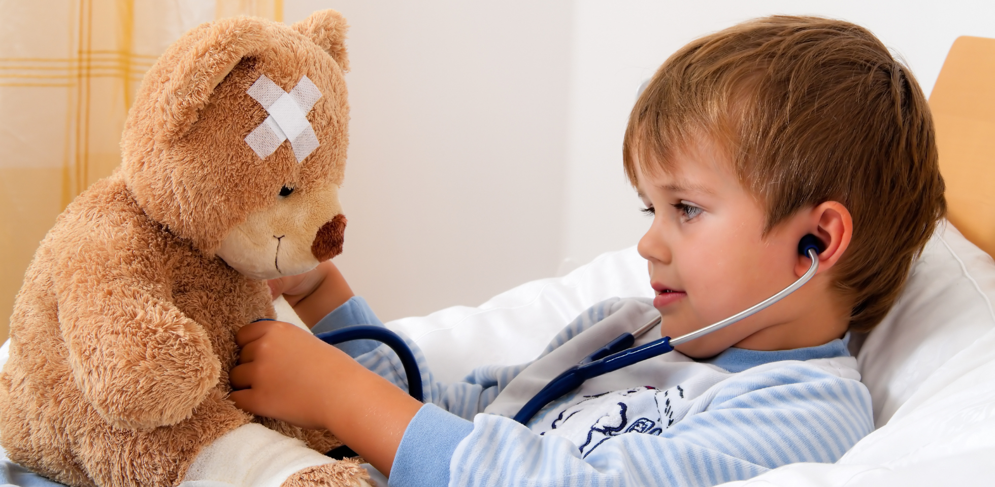 Ein Junge untersucht in Vorbereitung auf Organspende das Herz seines Teddys.